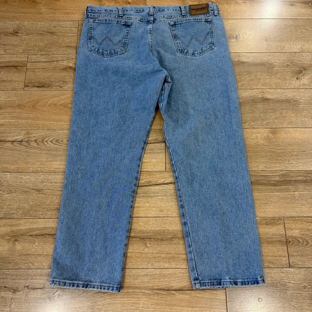 Wrangler Rugged Wear Jeans Mens 42x30 Light Wash Denim Pants Casual - Picture 3 of 7